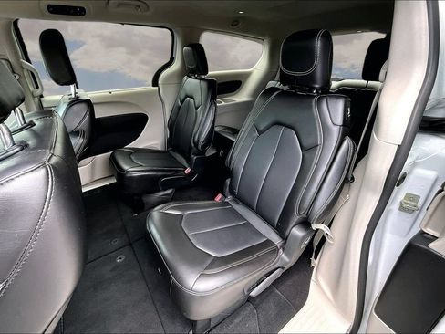 Used 2024 Chrysler Pacifica Touring-L FWD image 22