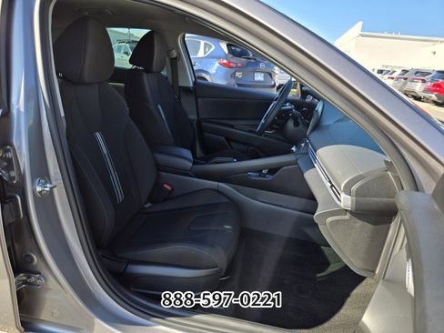 Used 2024 Hyundai Elantra SEL image 18
