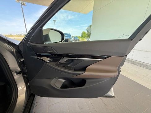 Used 2025 BMW 530i w/ Premium Package image 27