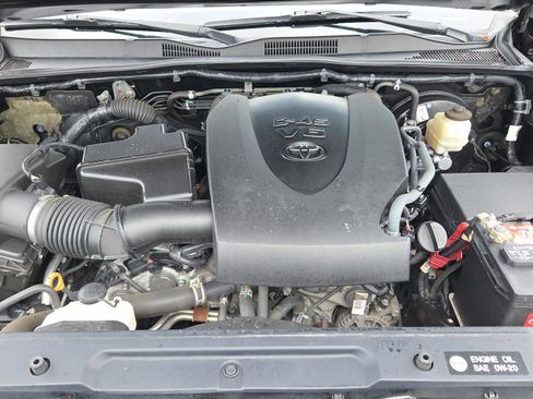 Used 2018 Toyota Tacoma TRD Sport w/ Technology Package image 19