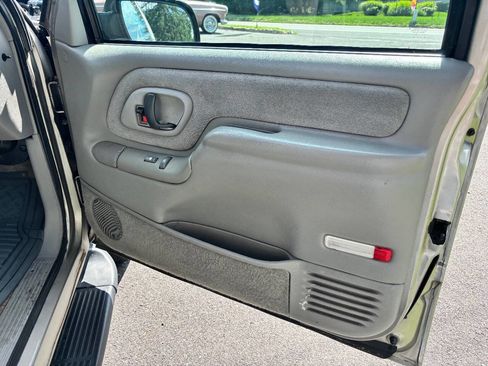 Used 1999 Chevrolet Suburban 4WD w/ Preferred Equipment Group 3 image 16