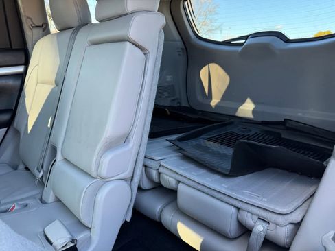 Used 2019 Toyota Highlander XLE image 21