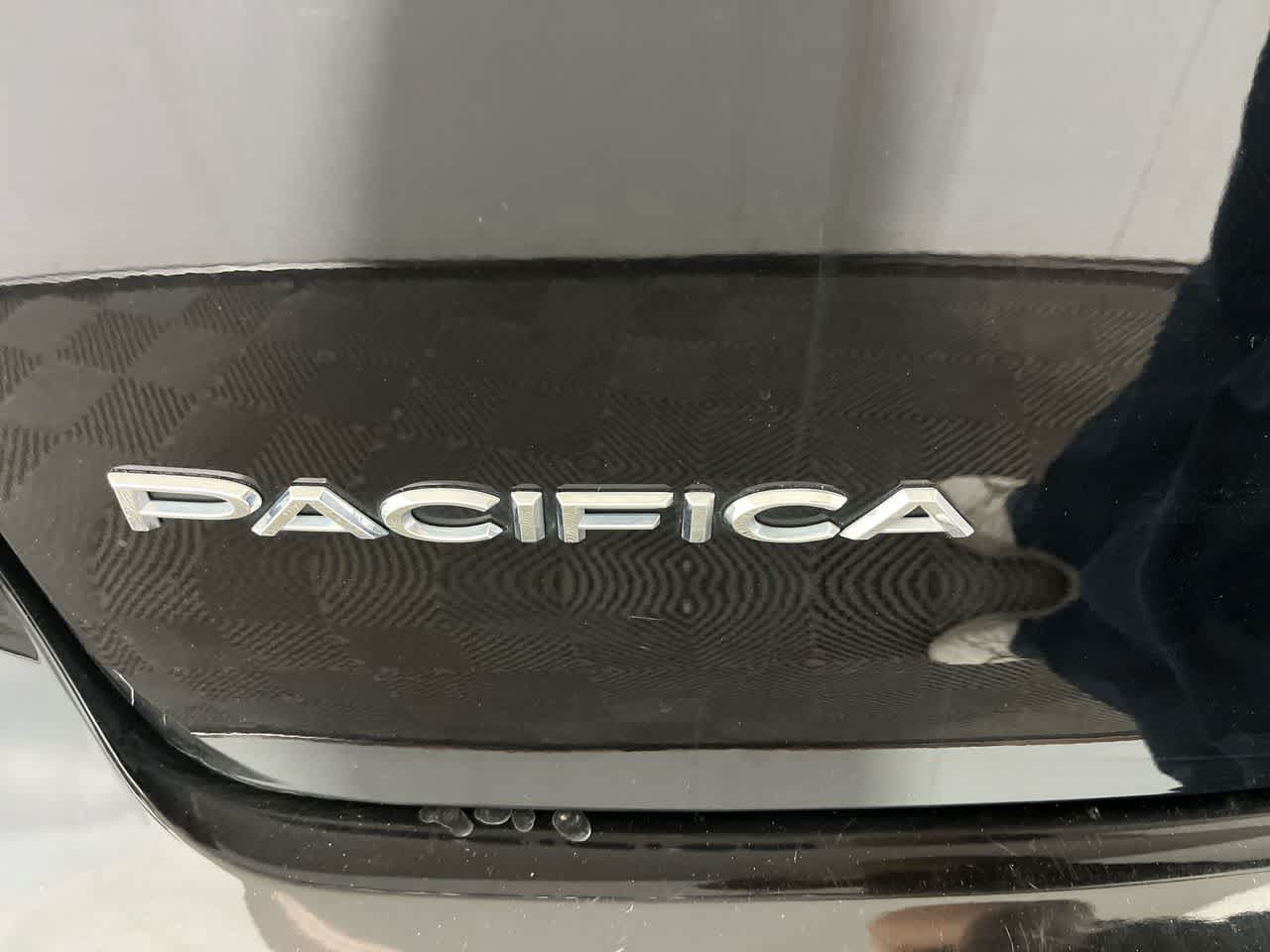 Used 2025 Chrysler Pacifica Select FWD image 11