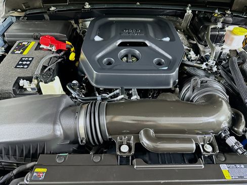 Used 2025 Jeep Wrangler Sahara image 31