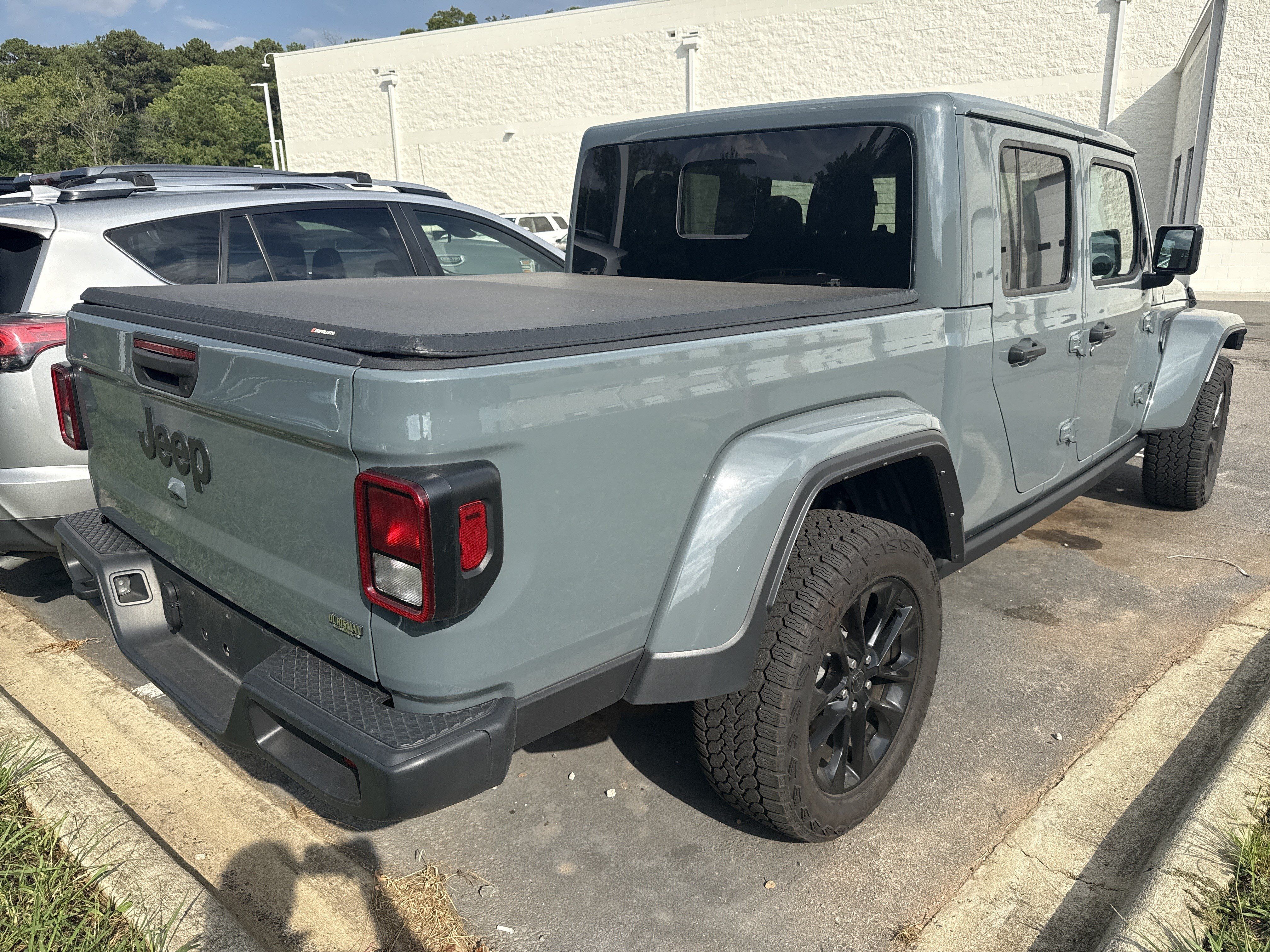 Used 2025 Jeep Gladiator Sport AWD/4WD image 8