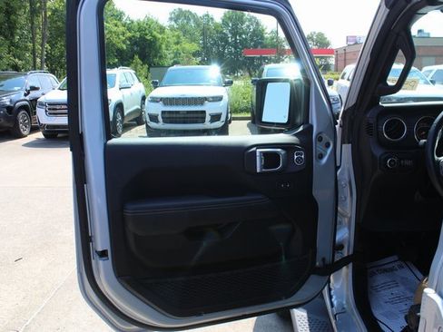 Used 2022 Jeep Wrangler Unlimited Sahara w/ Cold Weather Group image 8