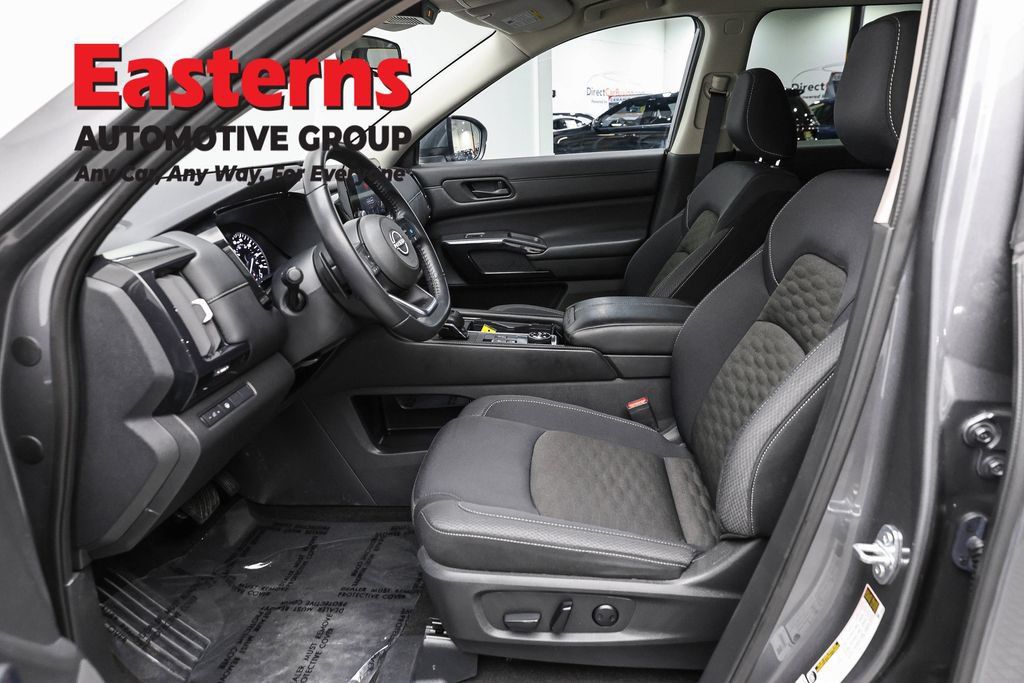 Used 2024 Nissan Pathfinder SV AWD/4WD image 14