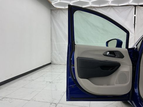 Used 2020 Chrysler Pacifica Touring w/ Advanced Safetytec Group FWD image 19