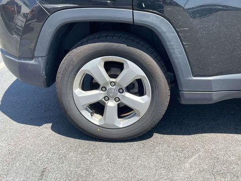 Used 2018 Jeep Compass Latitude w/ Popular Equipment Group FWD image 27