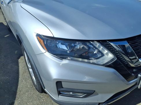 Used 2018 Nissan Rogue SV w/ Premium Package image 2