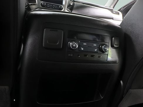 Used 2018 Chevrolet Suburban Premier AWD/4WD image 28