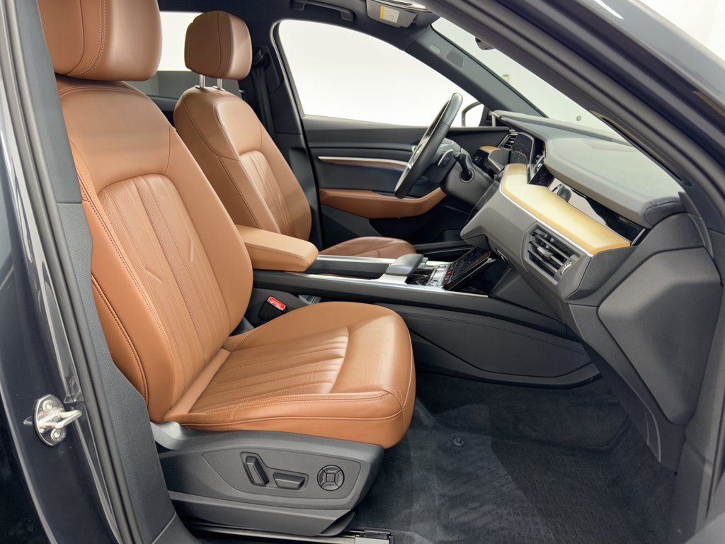 Used 2024 Audi Q8 e-tron Premium Plus w/ Premium Plus Package AWD/4WD image 30