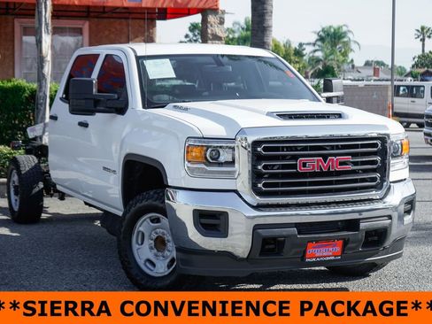 Used 2018 GMC Sierra 2500 2WD Crew Cab w/ Sierra Convenience Package image 2