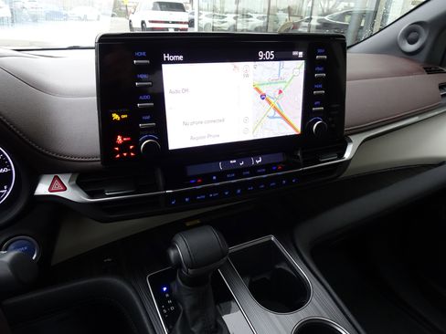 Used 2023 Toyota Sienna Platinum image 20