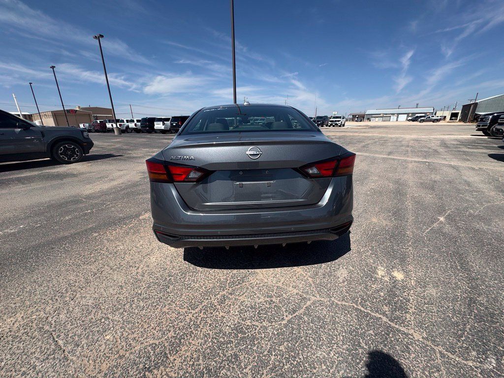 Used 2025 Nissan Altima 2.5 SV FWD image 5