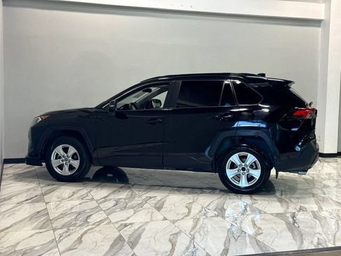 Used 2019 Toyota RAV4 XLE w/ Convenience Package FWD image 9