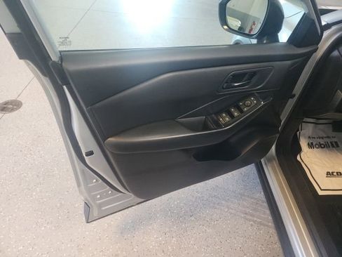 Used 2024 Nissan Rogue S AWD/4WD image 11