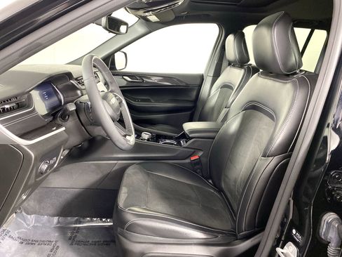 Used 2023 Jeep Grand Cherokee Altitude image 16