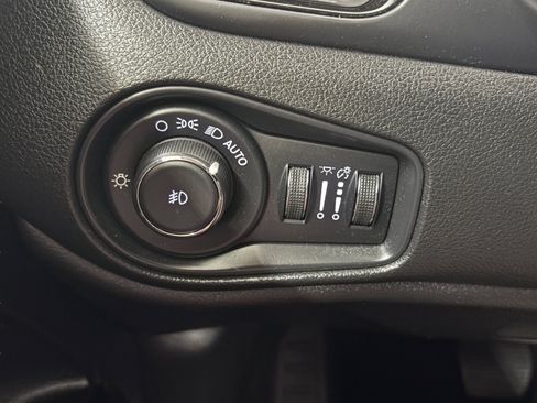 Used 2019 Jeep Renegade Altitude w/ Quick Order Package 2XM AWD/4WD image 18