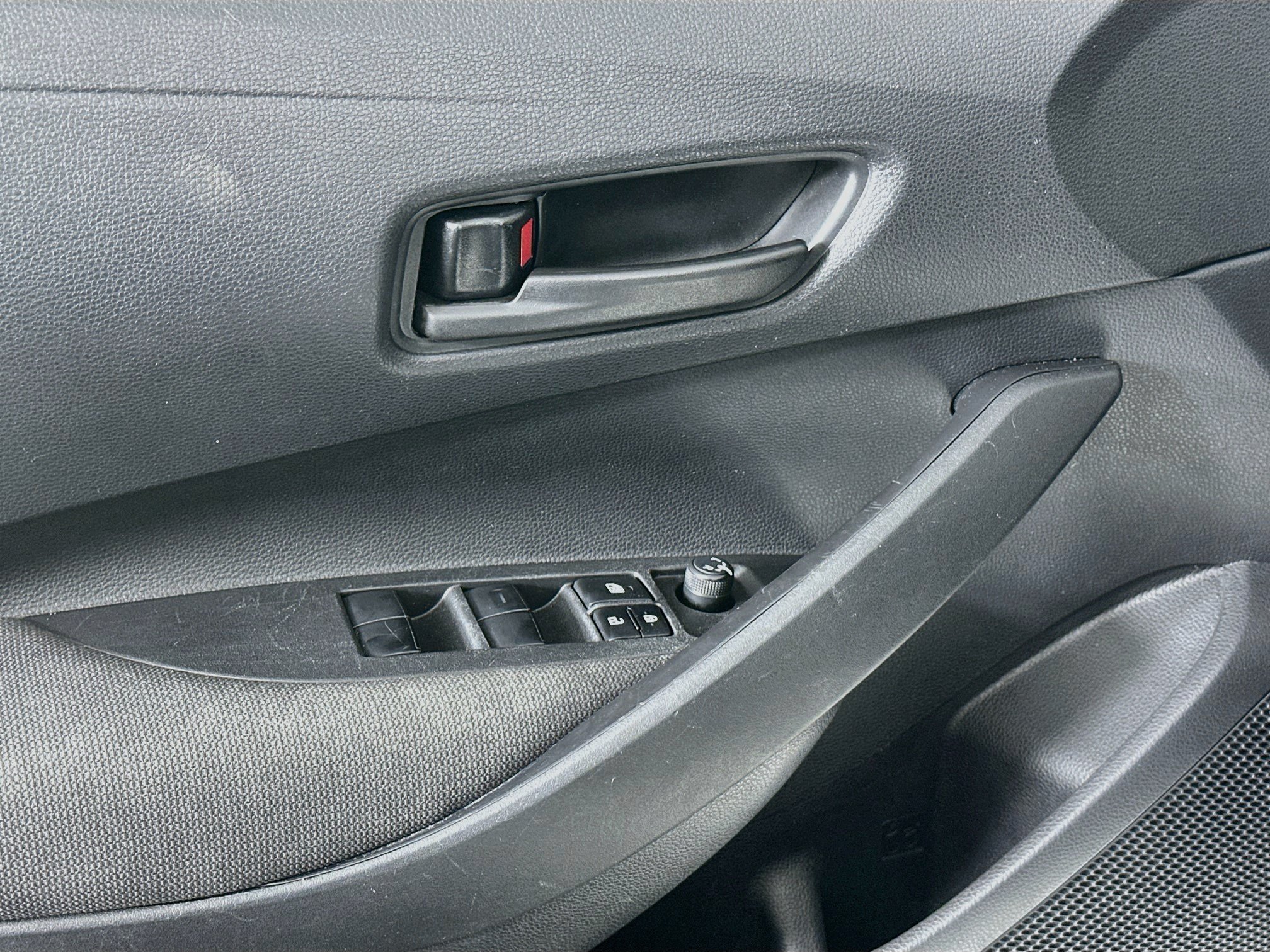 Used 2025 Toyota Corolla LE FWD image 15