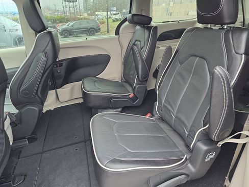 Used 2024 Chrysler Pacifica Limited image 15