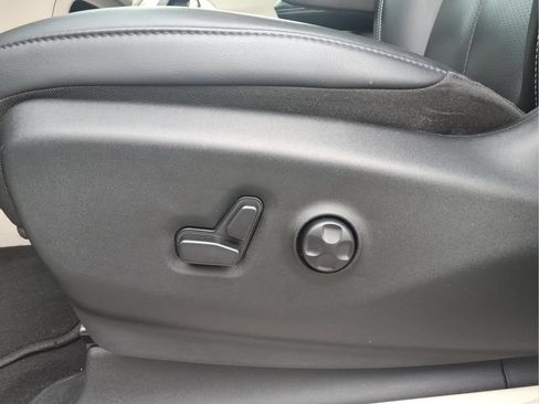 Used 2024 Chrysler Pacifica Touring-L FWD image 18
