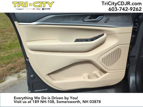 New 2025 Jeep Grand Cherokee Limited w/ Luxury Tech Group II image 17