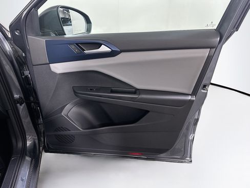 Used 2022 Volkswagen Taos SE w/ Panoramic Sunroof Package FWD image 30