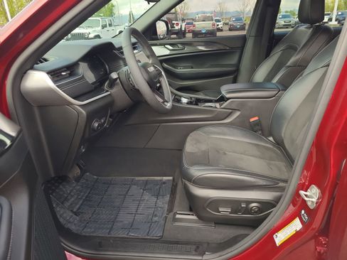 Used 2023 Jeep Grand Cherokee L Laredo image 19