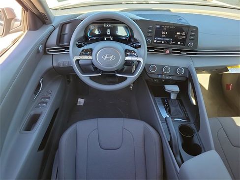 New 2025 Hyundai Elantra SE image 7