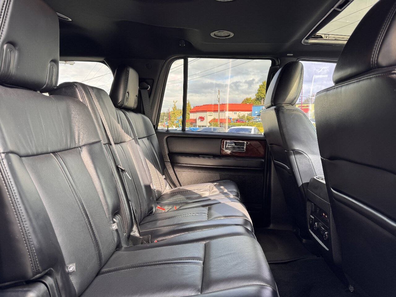 Used 2017 Lincoln Navigator Select RWD image 19
