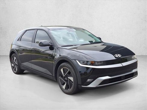 Used 2025 Hyundai Ioniq 5 SE RWD image 3