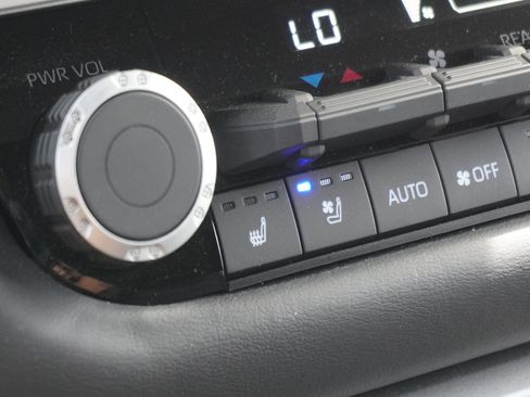 Used 2025 Toyota Sequoia 4WD image 31