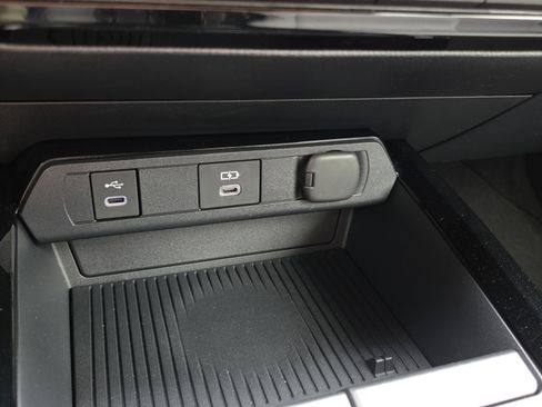 Certified 2025 Toyota Prius LE FWD image 23
