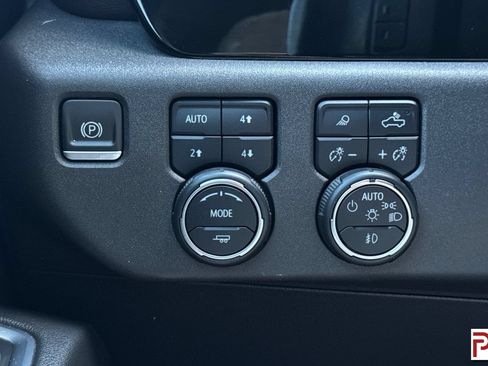 Used 2022 Chevrolet Silverado 1500 LT Trail Boss w/ LT Trail Boss Premium Package AWD/4WD image 31