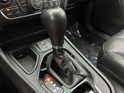 Used 2019 Jeep Cherokee Limited image 17