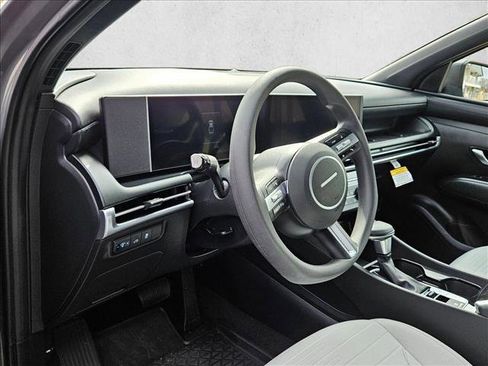 Certified 2025 Hyundai Santa Cruz SE image 9