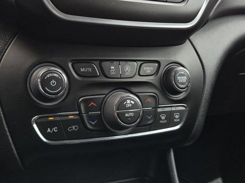 Used 2022 Jeep Cherokee Trailhawk AWD/4WD image 21