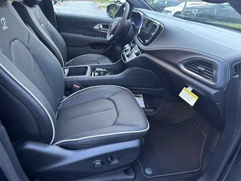 New 2026 Chrysler Pacifica Limited w/ S Appearance Package FWD image 12