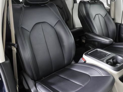 Used 2023 Chrysler Pacifica Touring-L FWD image 44