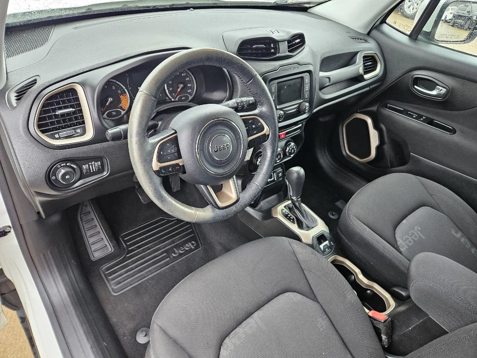 Used 2015 Jeep Renegade Latitude AWD/4WD image 12