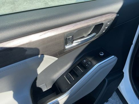 Used 2021 Toyota Highlander Limited image 10