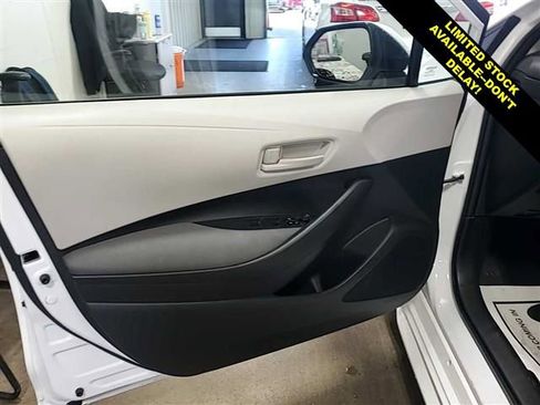 Used 2025 Toyota Corolla LE w/ Convenience Package FWD image 5