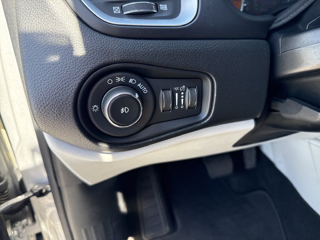 Used 2018 Jeep Renegade Latitude FWD image 19
