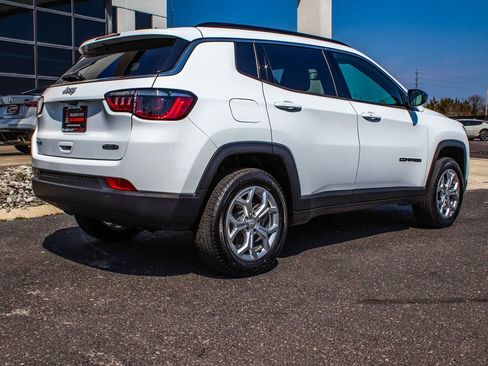 Used 2024 Jeep Compass Latitude AWD/4WD image 6