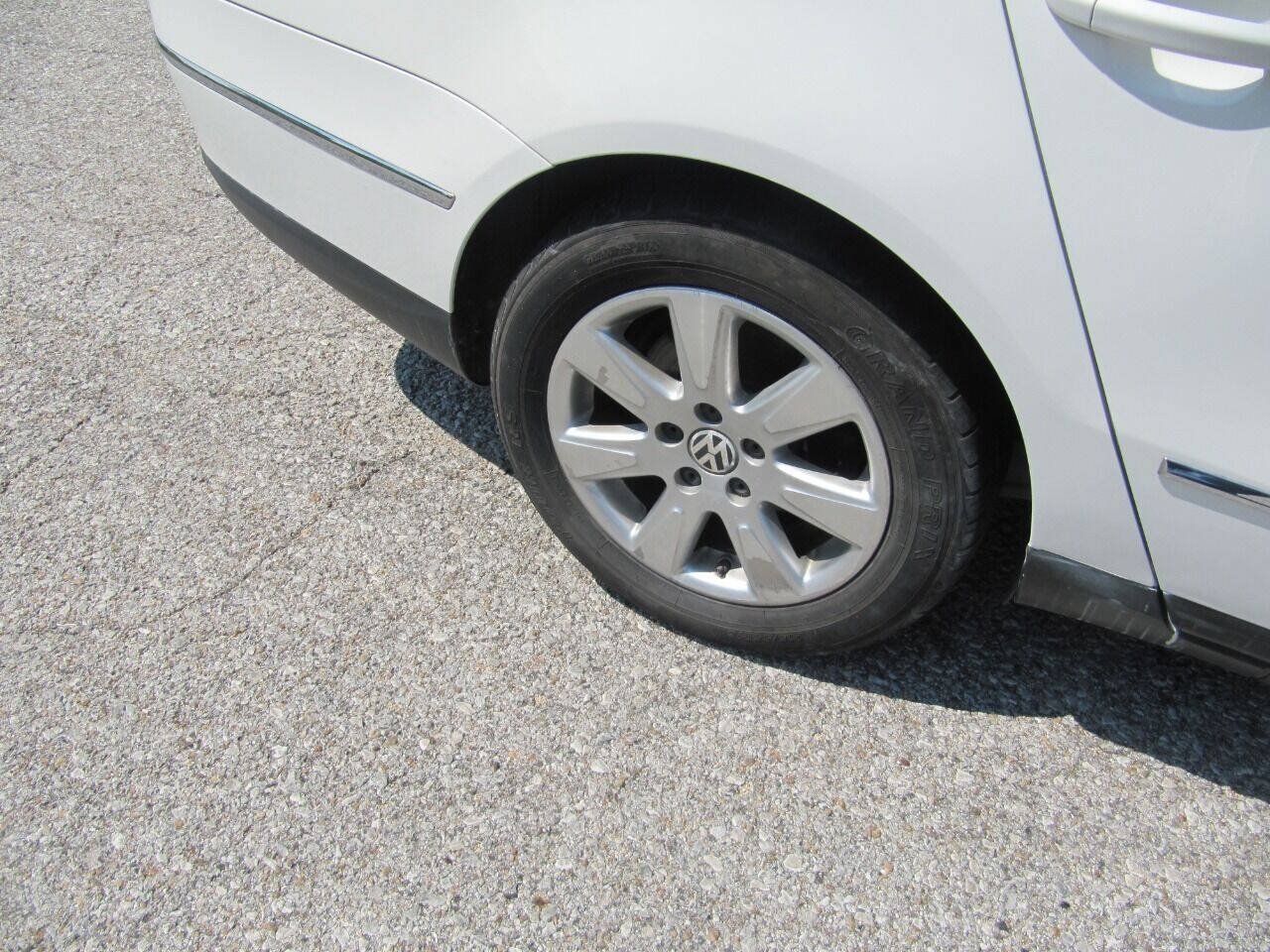 Used 2006 Volkswagen Passat Value Edition FWD image 12