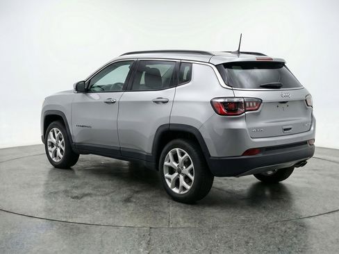 Used 2025 Jeep Compass Latitude AWD/4WD image 5