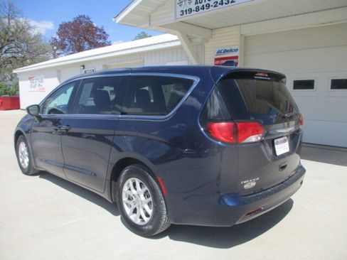 Used 2017 Chrysler Pacifica Touring FWD image 14