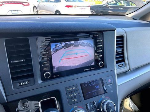 Used 2020 Toyota Sienna LE w/ LE Preferred Package image 21