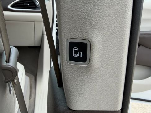 Used 2020 Chrysler Pacifica Touring-L w/ Advanced Safetytec Group image 33